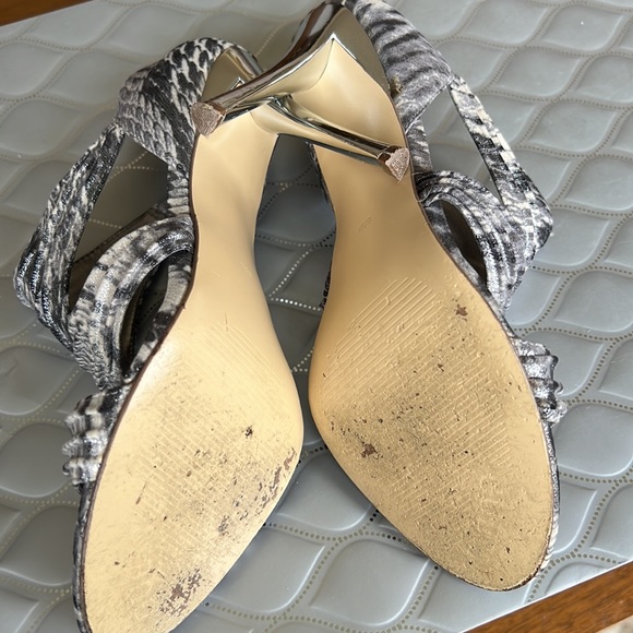 💕Guess Grey/Wht Faux Snakeskin Embossed Metallic Heels 7.5 EUC💕 - Picture 7 of 10